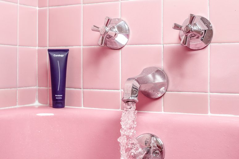 baignoire et carrelage rose dans salle de bain rose