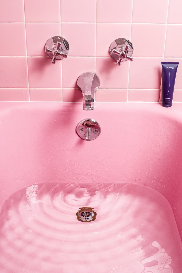 baignoire et carrelage rose dans salle de bain rose