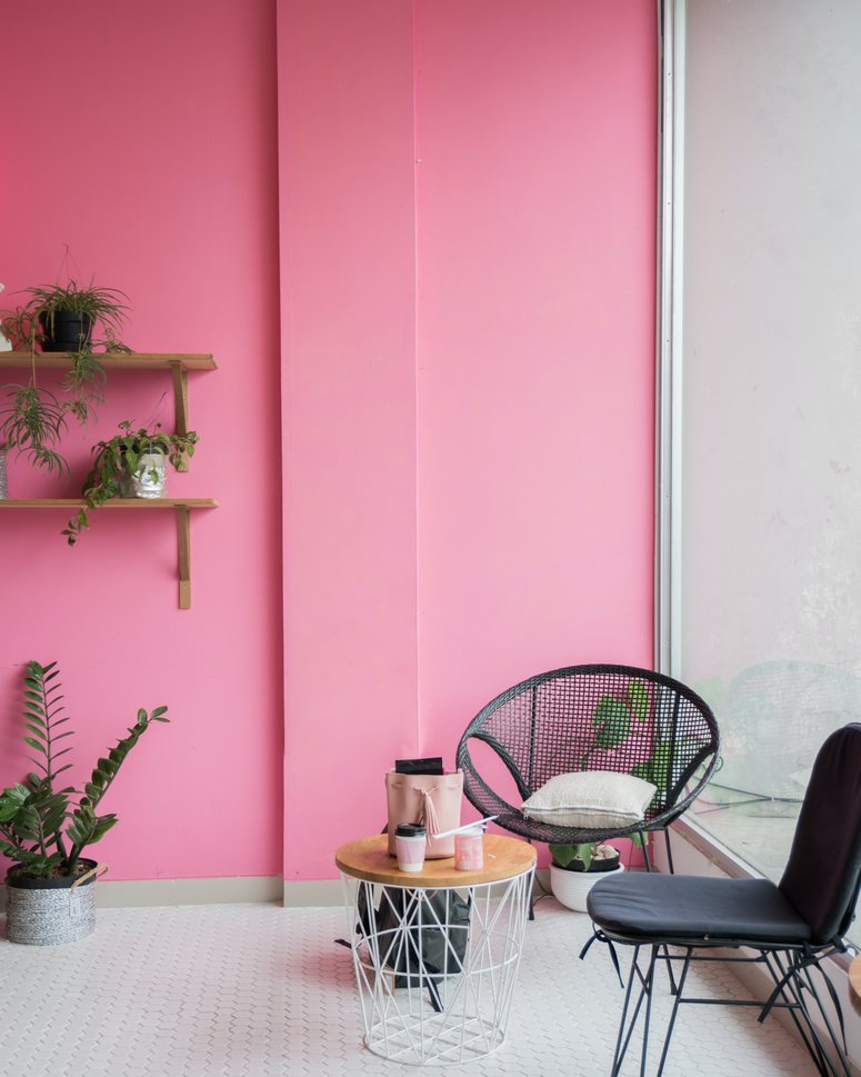 Mur peint en rose