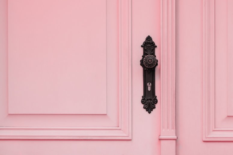 porte peinte en rose