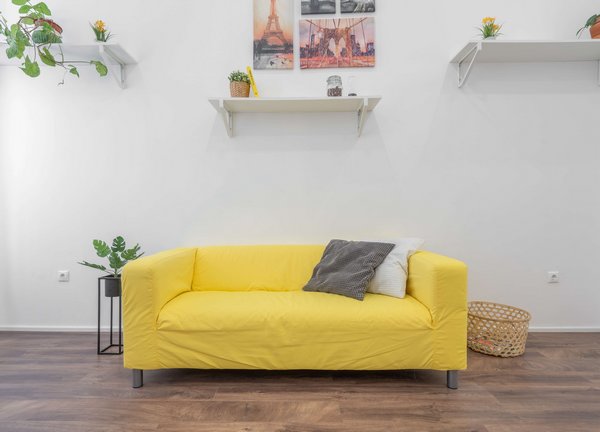 Canapé simple avec housse jaune vif