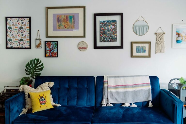 Canapé sofa en tissu bleu velours