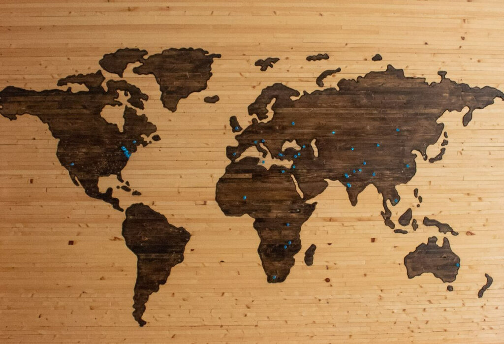 imprime carte du monde sur bois deco interieure