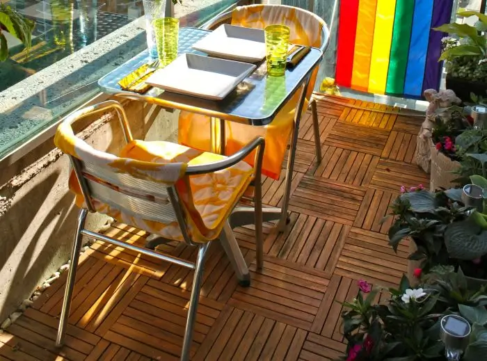 Caillebotis en bois au sol d'un balcon